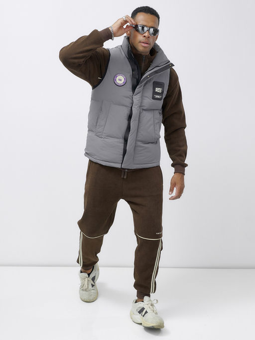 Жилет мужской утепленный спортивный серого цвета 15325Sr