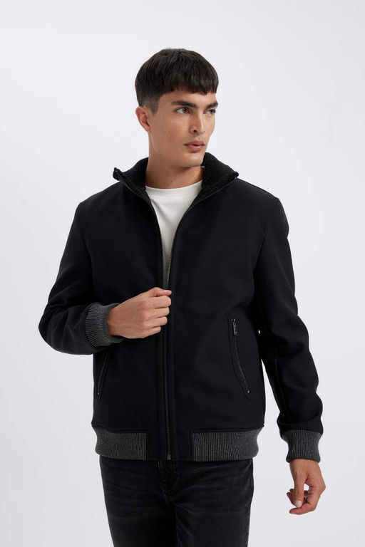 Приталенная сезонная куртка из искусственной кожи с воротником-стойкой на подкладке и застежкой-молнией с двойным карманом