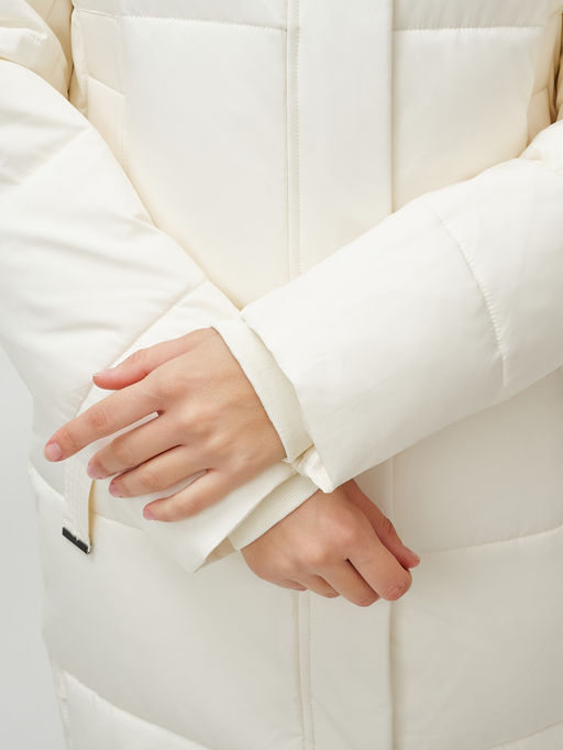 Пальто утепленное стеганное зимнее с капюшоном женское бежевого цвета 9608B