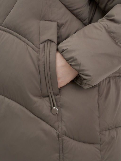 Куртка зимняя женская с мехом и капюшоном тренд коричневого цвета 7656K - Visdeer фото 12