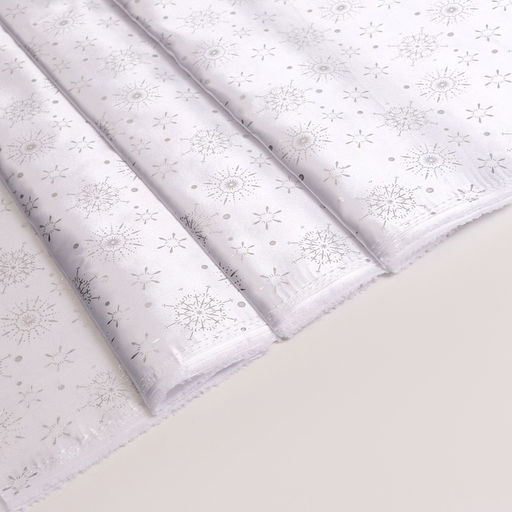 Цена за 242 шт. Ткань атлас для рукоделия и шитья, белый с серебряными снежинками, ширина 150 см