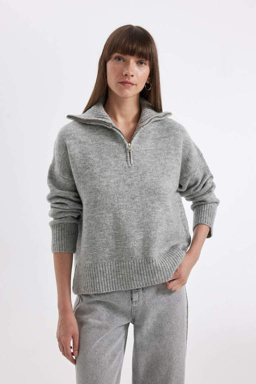 Трикотажный свитер оверсайз с воротником поло и полумолнией