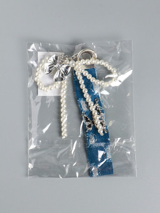 Брелок для ключей на карабине с джинсовым ремешком «Жемчужный бант и бабочка», бусины d=0.5 см, на сумку, рюкзак, 15×10.5×1 см