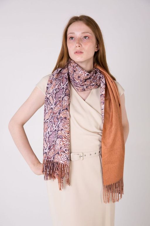 Палантин из полиэсетра и вискозы с бахромой - Модные истории фото 4