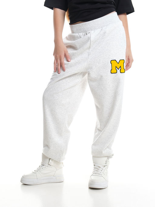 Брюки спортивные с эмблемой 22-7611 светло-серый меланж - Mini maxi фото 5