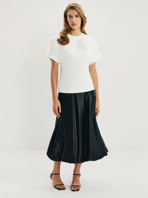 Футболка с брошью из перьев / Zarina