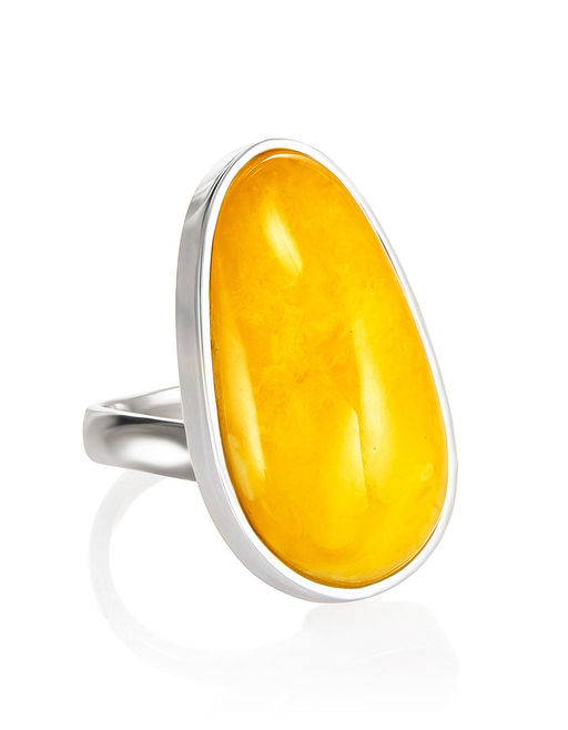 Удлинённое кольцо из крупного медового янтаря Глянец