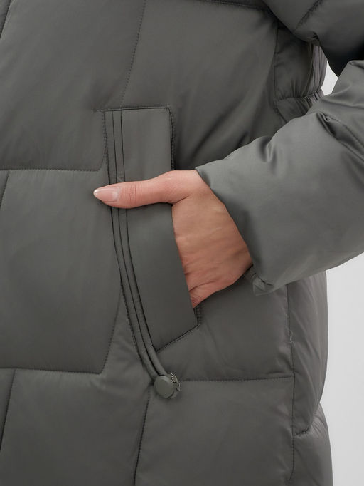 Пальто зимнее утепленное с мехом и капюшоном тренд темно-зеленого цвета 7630TZ - Visdeer фото 5