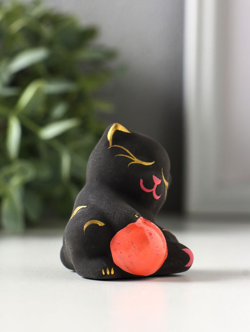 Фигура "Котик с мячом" 5,5 см, чёрный