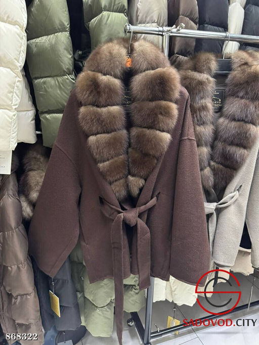 Пальто с меховым воротником