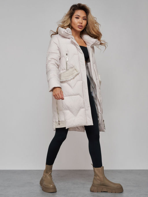 Пальто утепленное с капюшоном зимнее женское бежевого цвета 13332B - Visdeer фото 17