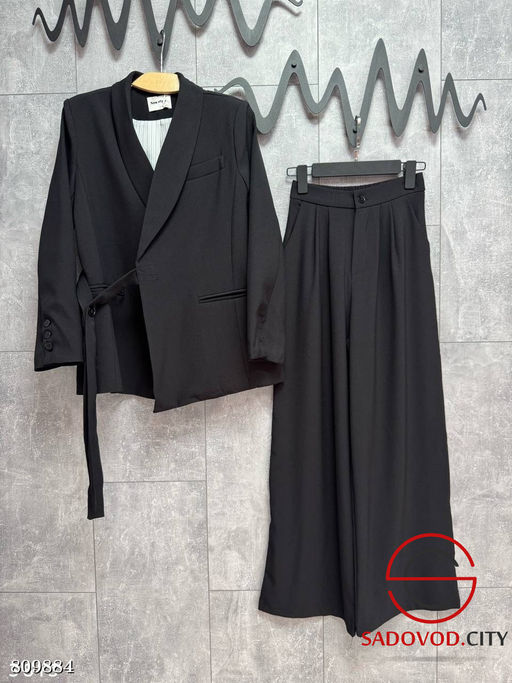 Костюм двойка: пиджак свободного кроя на запах и брюки