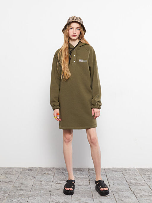 Kap??onlu Yaz? Bask?l? Uzun Kollu Elbise