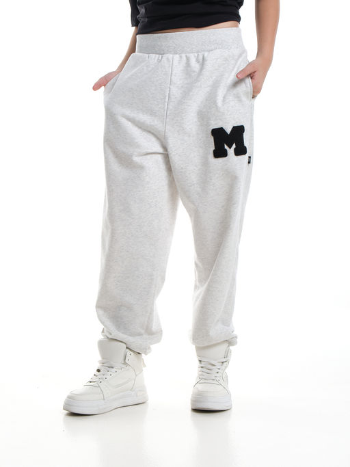 Брюки спортивные с эмблемой 22-7611 светло-серый меланж - Mini maxi фото 48