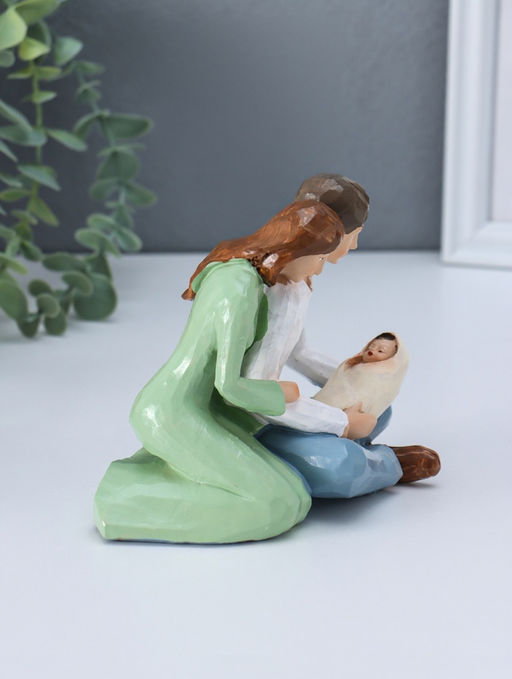 Фигурка полистоун «Молодые родители с малышом», 6.8×13.5×11.5 см