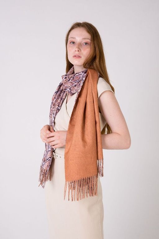 Палантин из полиэсетра и вискозы с бахромой - Модные истории фото 5