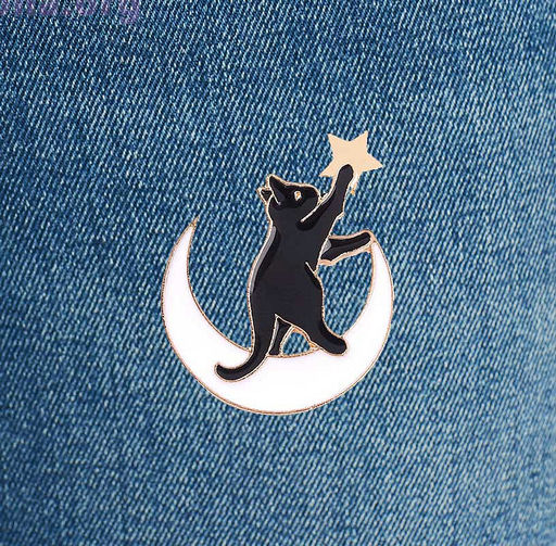 Брошь-значок Cat on the moon