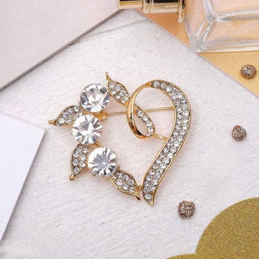 Брошь Сердце в ягодах, белая в золоте