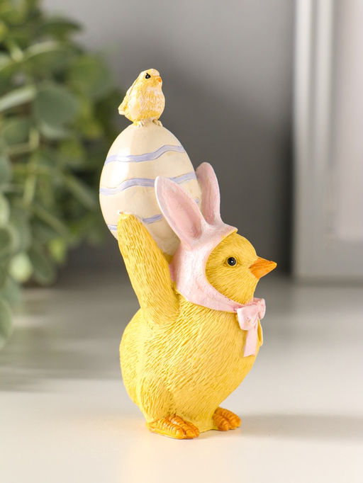 Фигурка полистоун Цыплёнок в розовой шапке с заячьими ушками несёт яичко, 10.5 см