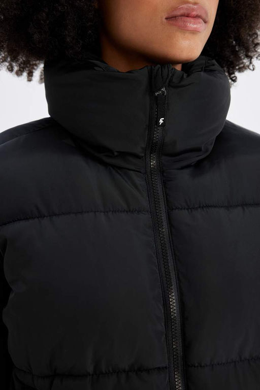 Водоотталкивающая куртка-пуховик с воротником-стойкой и карманами на молнии DeFactoFit  фото 7