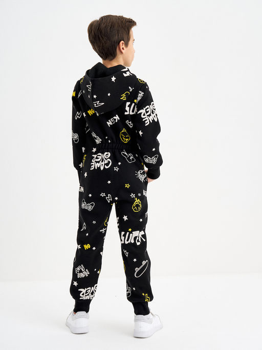 Черный комбинезон для мальчика с принтом