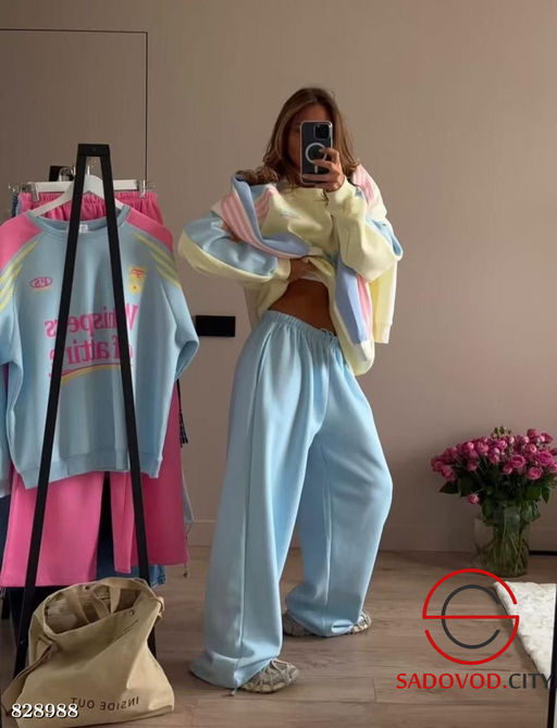 Спортивный женский костюм