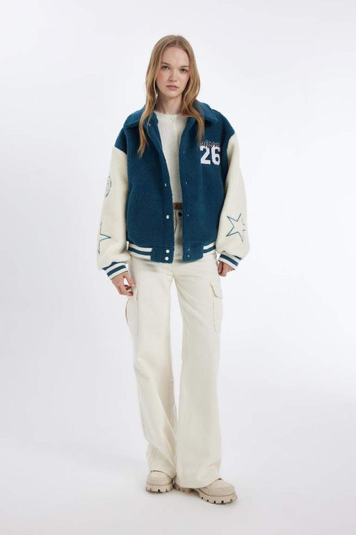 Плюшевая куртка-бомбер с карманами и карманами на кнопках с вышивкой поло большого размера - Defacto фото 6