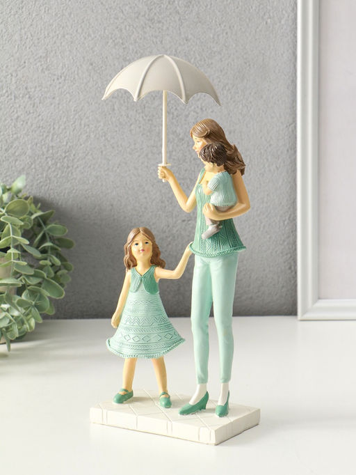 Сувенир полистоун "Мама с детьми в вязанных нарядах, под зонтом" 7,5х12,5х24 см