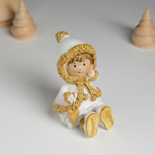 Фигурка полистоун Малышка в белой шубке, с сердечком сидит, 5?5.5?8 см