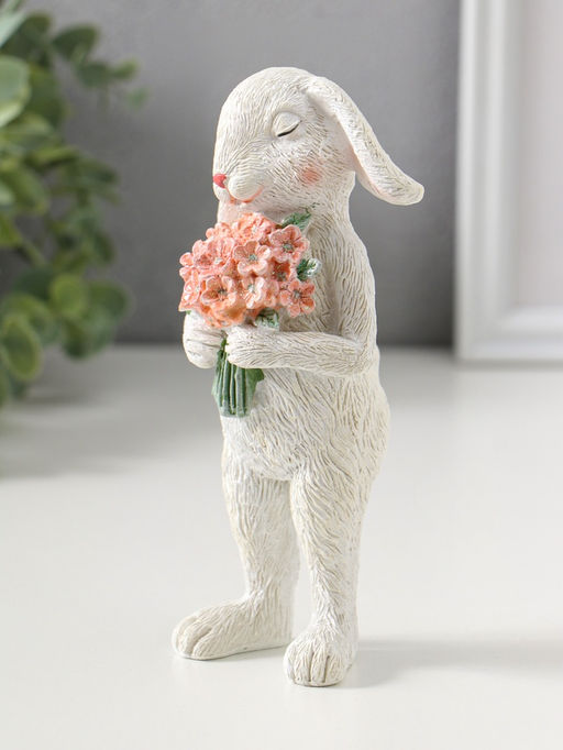 Фигурка полистоун Белая зайка с букетом розовых цветов, 16 см