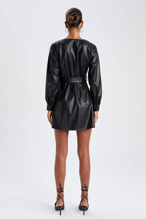 Мини-платье из искусственной кожи с V-образным вырезом и длинными рукавами - Defacto фото 10