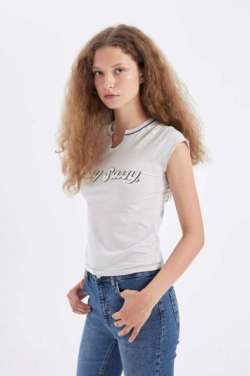 Приталенная футболка с коротким рукавом и V-образным вырезом с принтом - Defacto фото 4