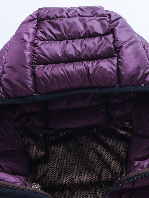 Куртка женская удлинённая стёганая с капюшоном и графеновой подкладкой темно-фиолетового цвета 9628_1TF