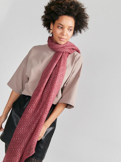 Палантин из гофрированной ткани и украшенный тонкими нитями люрекса