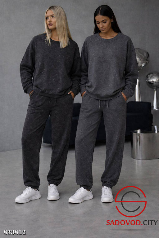 Спортивный костюм со стразами