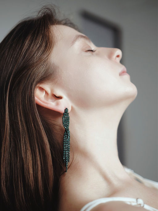 Серьги висячие со стразами Маскарад икс, зелёные, 9 см