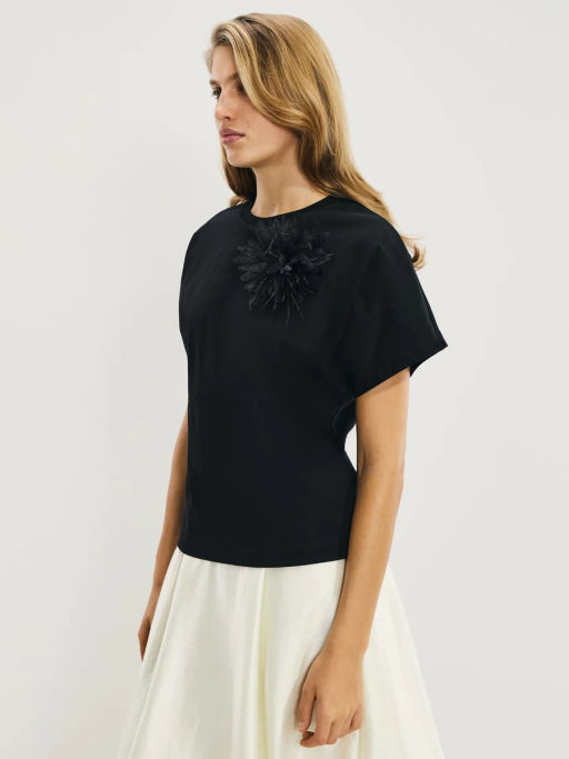 Футболка с брошью из перьев / Zarina