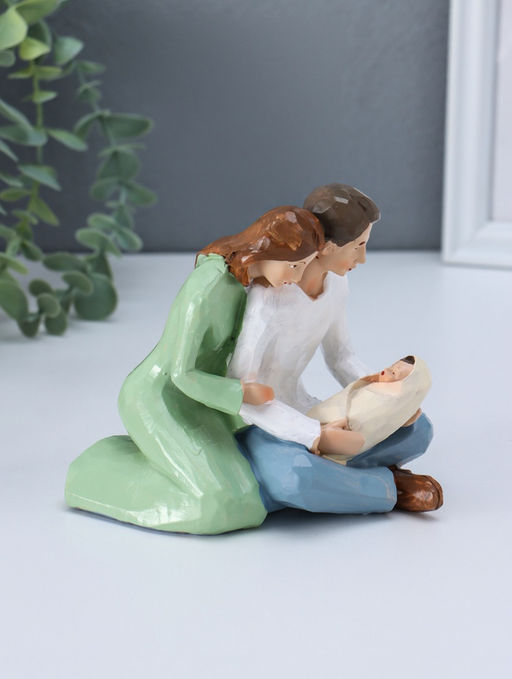 Фигурка полистоун «Молодые родители с малышом», 6.8×13.5×11.5 см