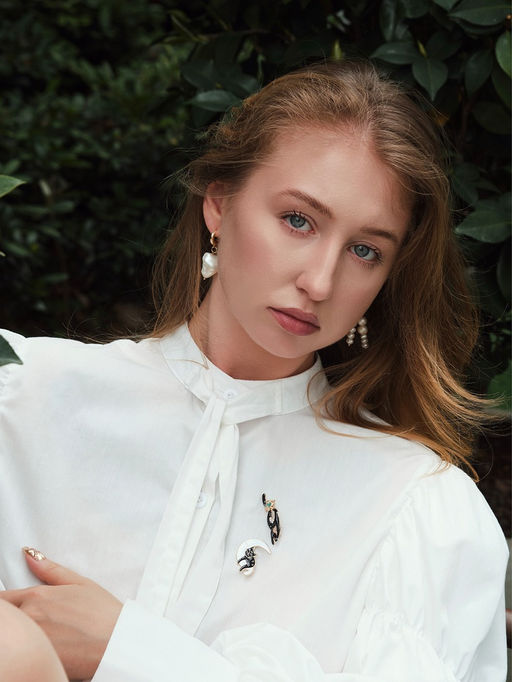 Значок Кот на Луне, цвет чёрно-белый в золоте