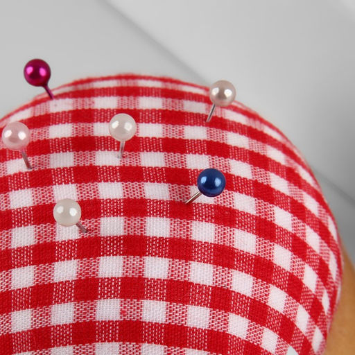 Цена за 3 шт. Игольница «Круг», на деревянной подложке, d=7 см, красная, белая