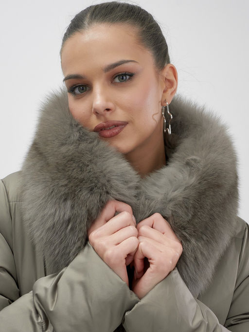 Пальто зимнее утепленное с мехом и капюшоном тренд коричневого цвета 7630K - Visdeer фото 6