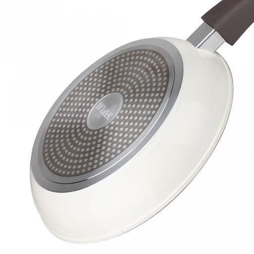 Сковорода с антипригарным покрытием д24см Hygge, h4,8см, s3,3мм, дно д19,4см, s3,8мм, кованый алюминий, съемная бакелитовая ручка с покрытием soft-touch, молочный/коричневый, TalleR (Китай) Подходит для всех видов плит, включая индукционную. - Домашняя мода фото 5
