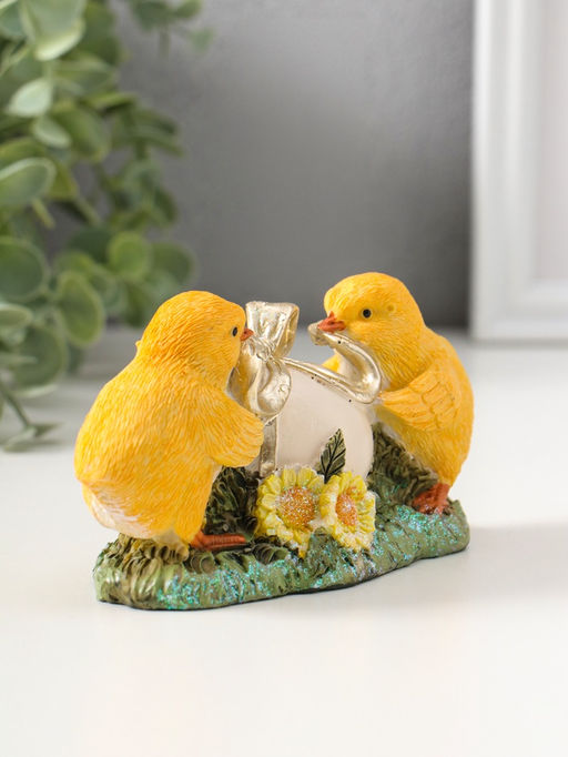 Фигурка полистоун Цыплята завязывают подарочный бант на яичке, 7 см