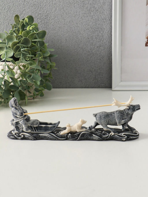 Сувенир "Погонщик оленя" 7,5 см