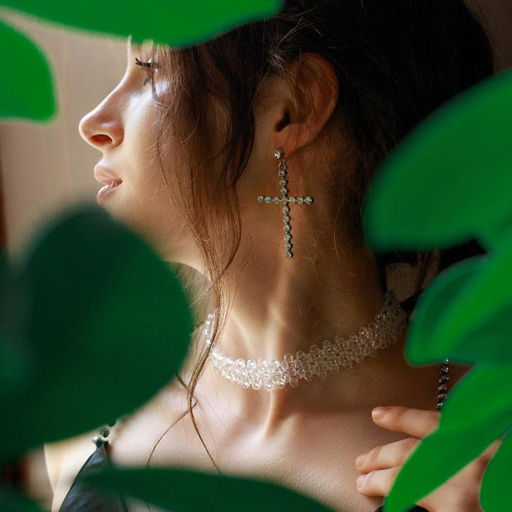 Серьги со стразами «Крестики» с делениями крупные, белые в серебре