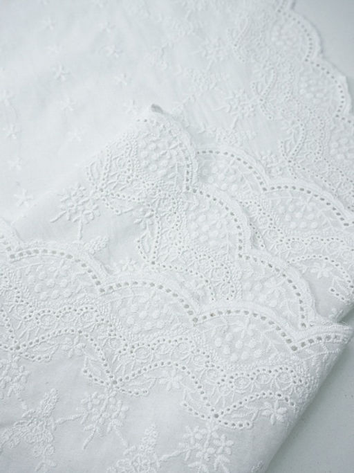 Шитье "Цветочки с ажурной каймой" цв.молочно-белый, ш.1.33м, хлопок-100%, батист, 80гр/м.кв