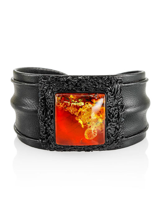 Браслет Нефертити из чёрной кожи с искрящимся вишнёвым янтарём