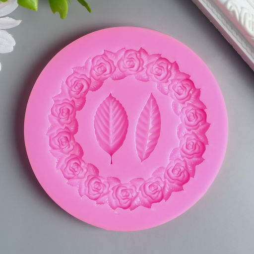 Цена за 2 шт. Молд силикононовый «Круг из роз и листики» 8,5 х 8,5 х 0,5 см