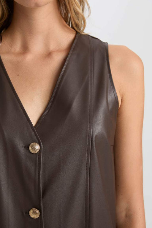 Трапеция с V-образным вырезом Базовое мини-платье без рукавов из искусственной кожи с простой застежкой на пуговицы - Defacto фото 5