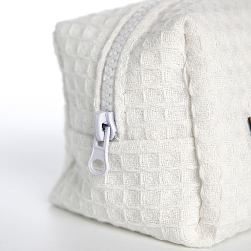 Косметичка женская на молнии TEXTURA, объёмная, маленькая, вафельная текстура, мягкая, белая  фото 9